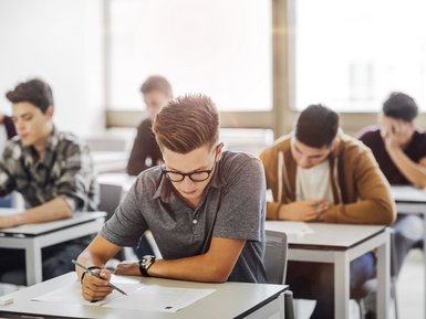 Gruppe von Schülern bei einer Prüfung im Klassenzimmer
