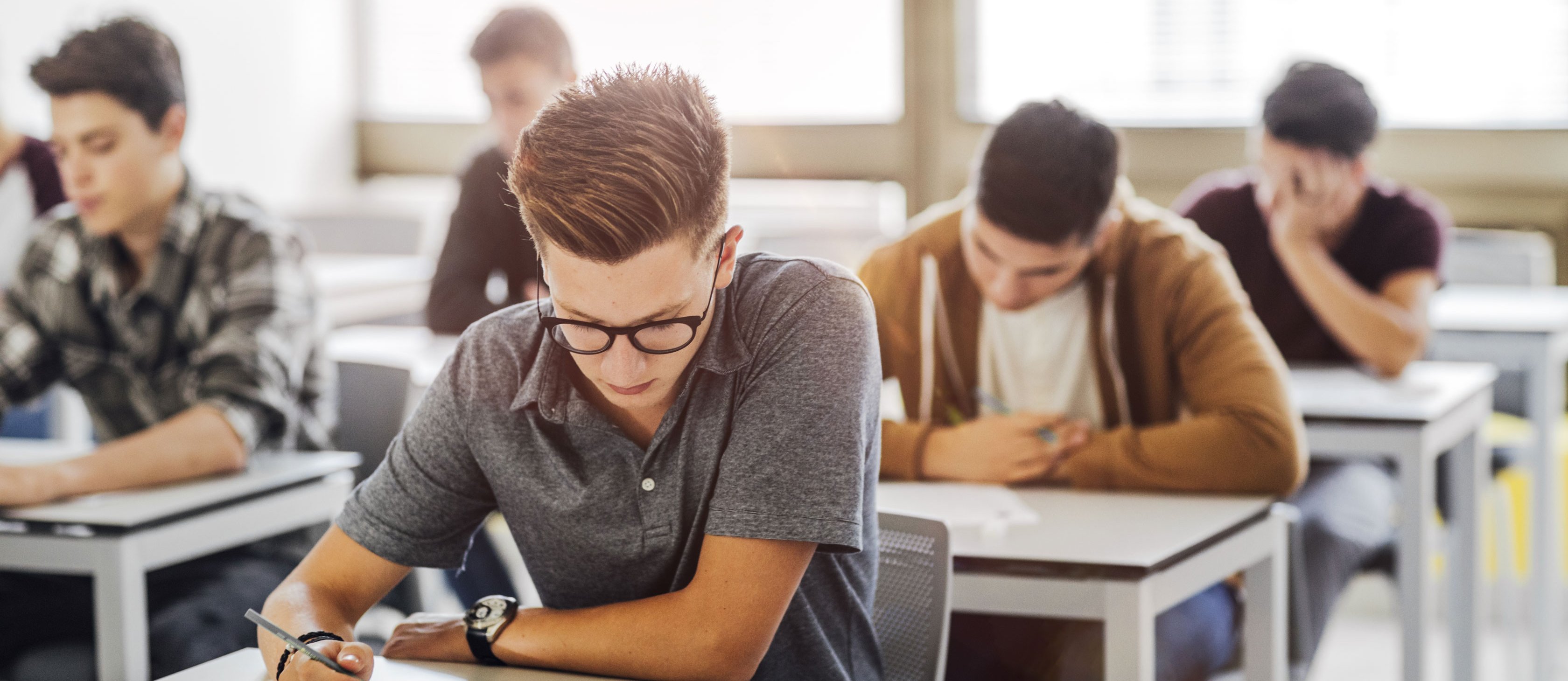 Gruppe von Schülern bei einer Prüfung im Klassenzimmer