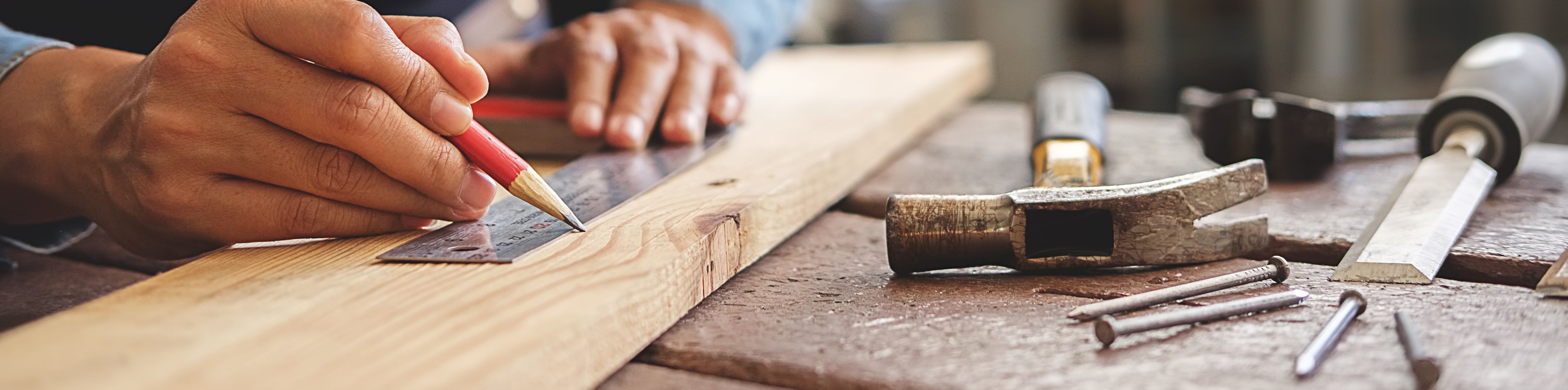 Tischler arbeitet an der Holzbearbeitung