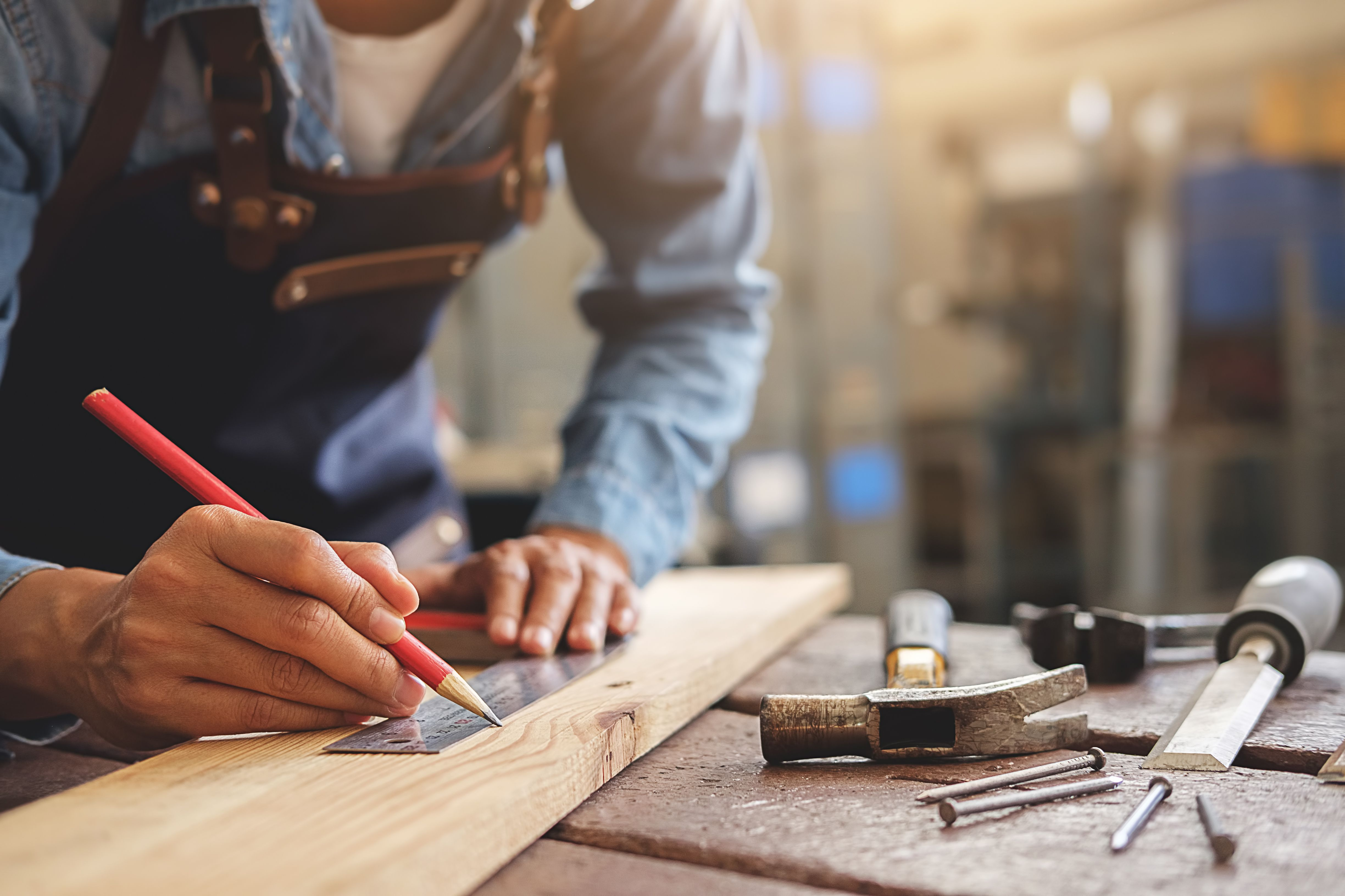 Tischler arbeitet an der Holzbearbeitung