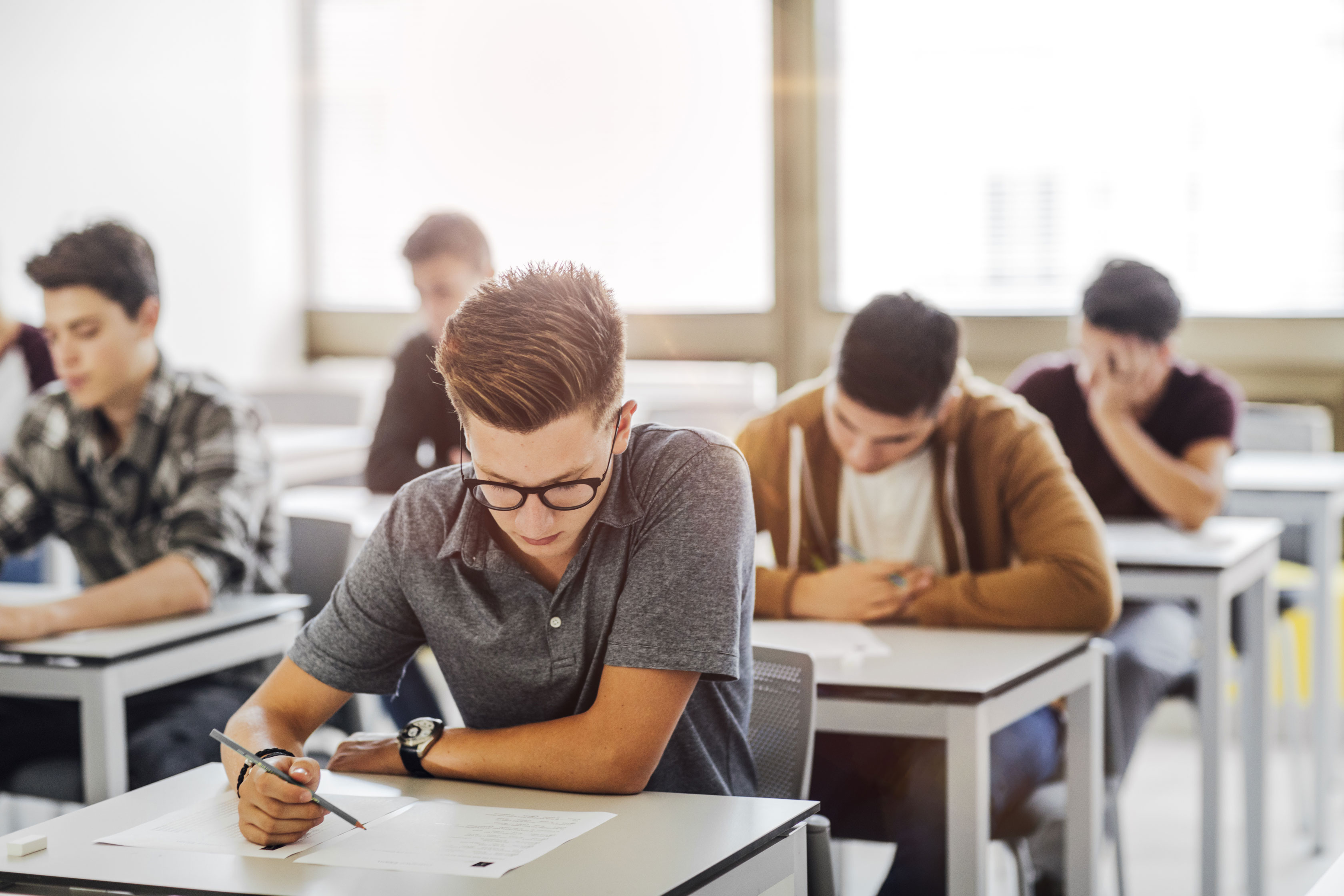 Gruppe von Schülern bei einer Prüfung im Klassenzimmer